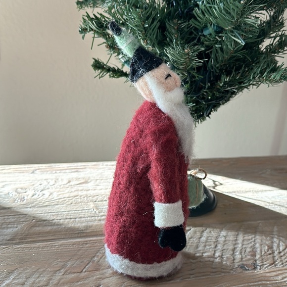 Wool Felt Santa with Black Hat & Package - Picture 4 of 10